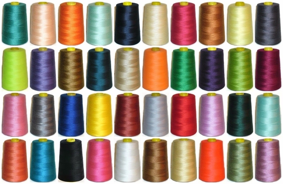 En stock en gros de fils de couture en polyester de couleur solide teintés en spons 100% avec différentes couleurs 40/2