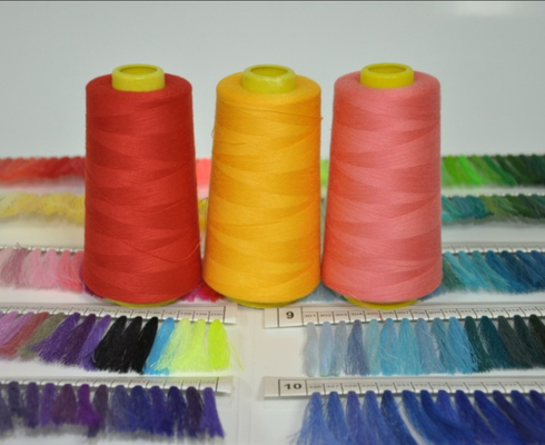 En stock en gros de fils de couture en polyester de couleur solide teintés en spons 100% avec différentes couleurs 40/2