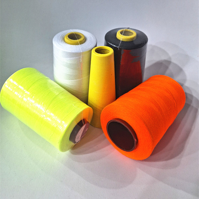 En stock en gros de fils de couture en polyester de couleur solide teintés en spons 100% avec différentes couleurs 40/2