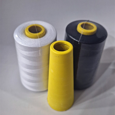 En stock en gros de fils de couture en polyester de couleur solide teintés en spons 100% avec différentes couleurs 40/2
