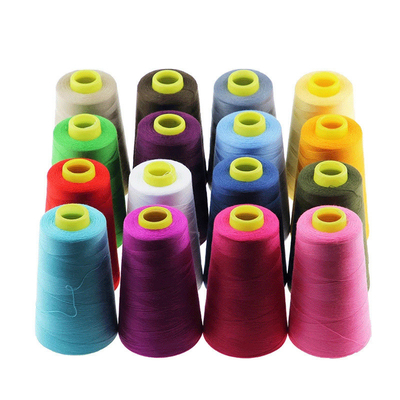 En stock en gros de fils de couture en polyester de couleur solide teintés en spons 100% avec différentes couleurs 40/2