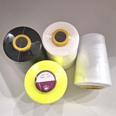 Vente directe d'usine 202 402 Fil de machine à coudre en polyester coloré Fil de coudre en petit grand rouleau