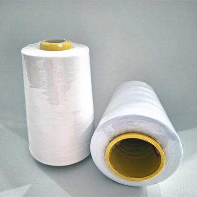 Vente directe d'usine 202 402 Fil de machine à coudre en polyester coloré Fil de coudre en petit grand rouleau