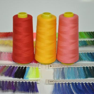 Couleurs personnalisées 45/2 Fil de couture en polyester à haute ténacité et emballage normal