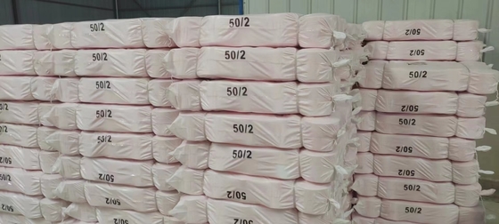 L'anneau blanc optique a tourné des fils de polyesters 100% matériels 50/2 50/3 stables de fibre de polyester