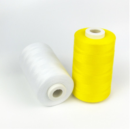Vente directe d'usine 202 402 Fil de machine à coudre en polyester coloré Fil de coudre en petit grand rouleau
