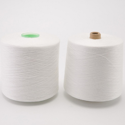 Le polyester 100% cru de blanc a tourné les fils de polyesters 20S 30S 40S 50S 60S pour le fil de couture
